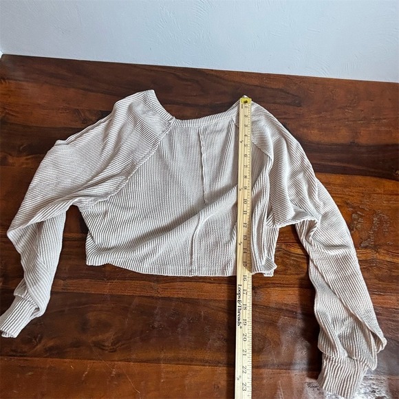 Altar'd State Top Womens XS Beige Ribbed Knit Cropped V-Neck Long Sleeve - Picture 3 of 6